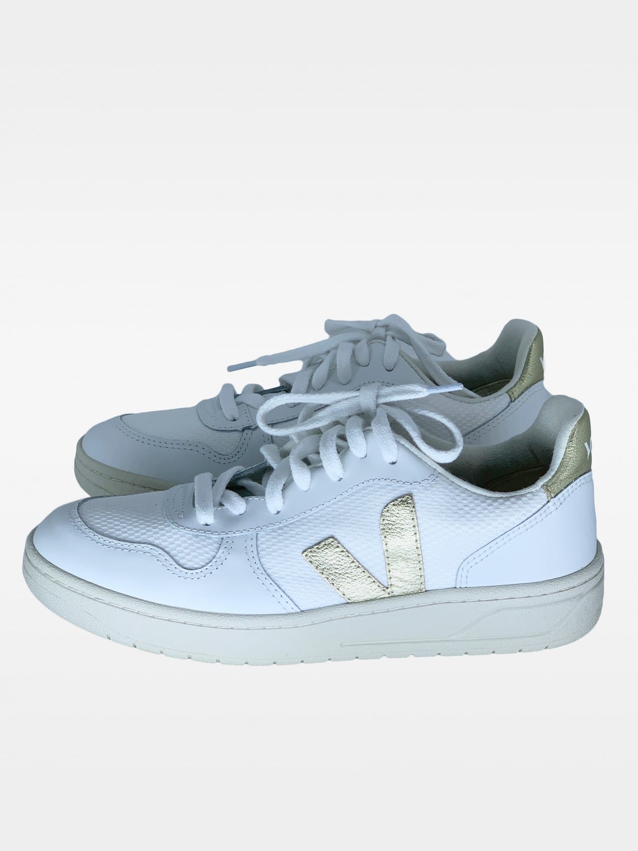 v10 b mesh white gold